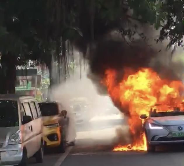 车体彻底毁损 网爆长安逸动EV产生着火起火事件