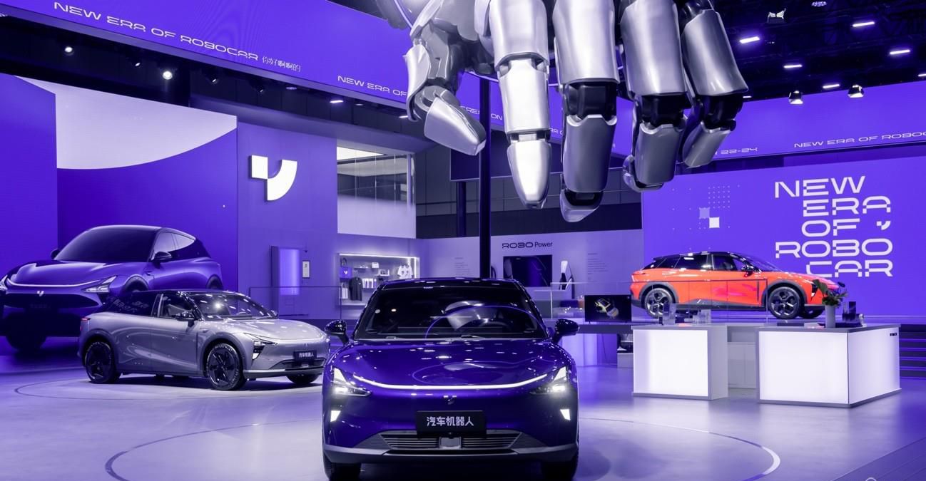 极越汽车机器人成都车展首秀 极越01“8倍算力AI智舱”开放体验