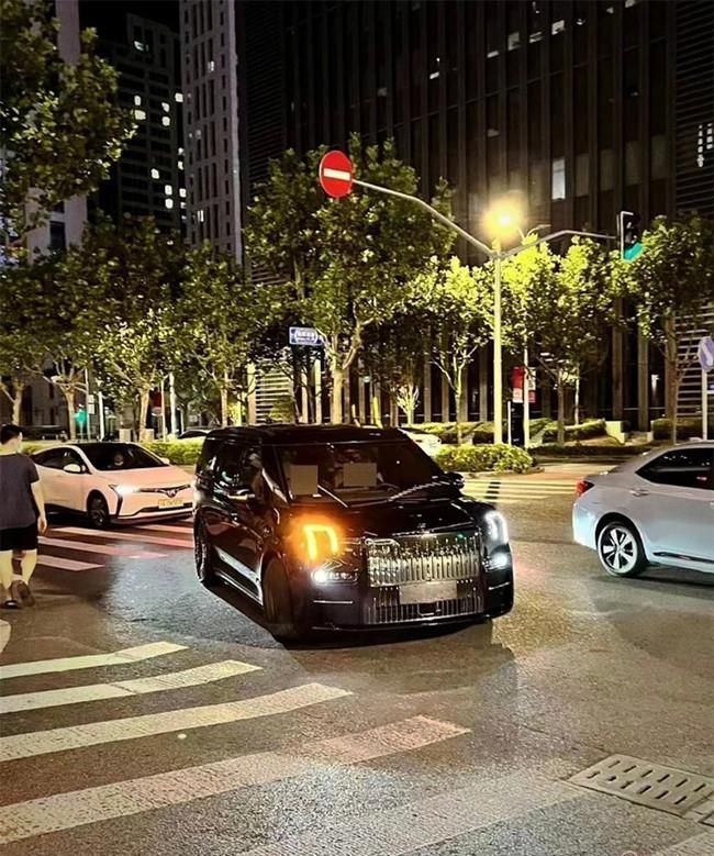 极氪009实车谍照曝光 定位为纯电中大型MPV