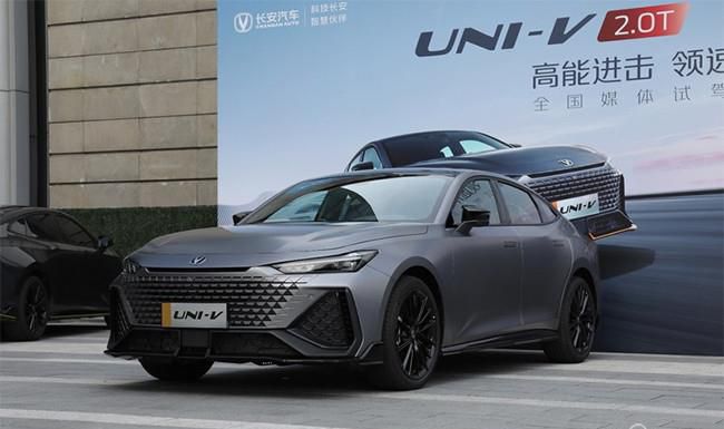 新长安UNI-V 2.0T车型亮相 搭载2.0T发动机
