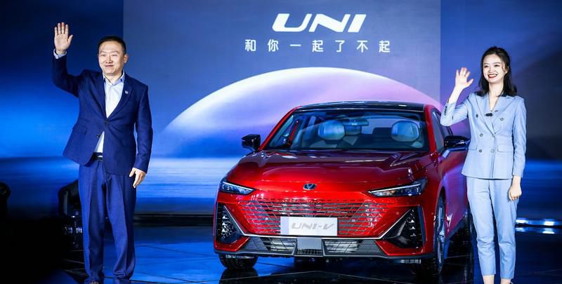 搭载同级唯一电动升降尾翼，长安UNI-V登场即主场