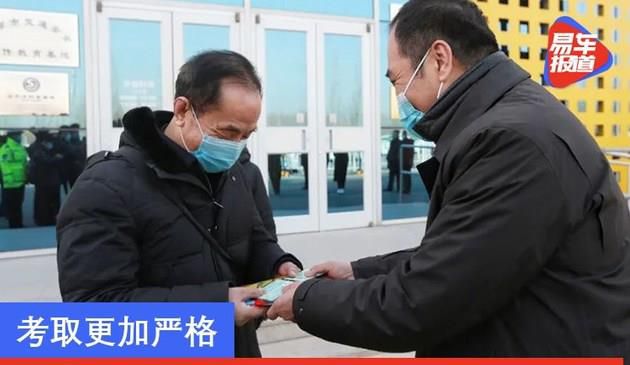 考取更加严格 全国首位70+老人在京“喜提”驾照