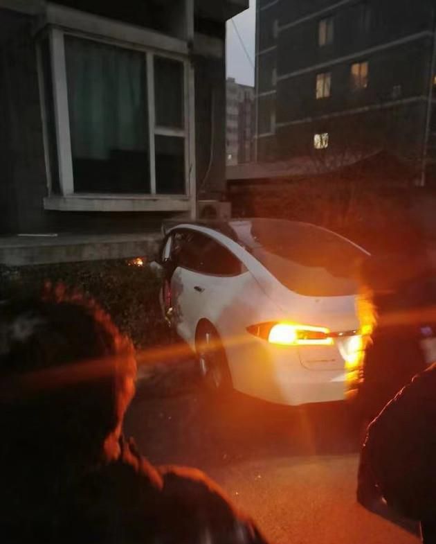 车主：车辆突然失控 北京一特斯拉Model S发生事故