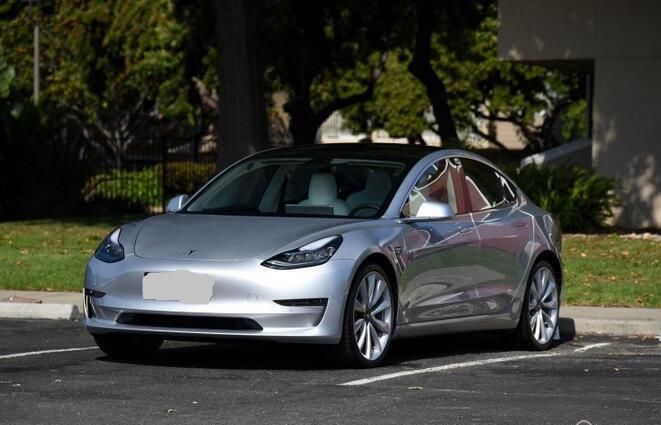 Model 3长续航后轮驱动版上市 43.3万起